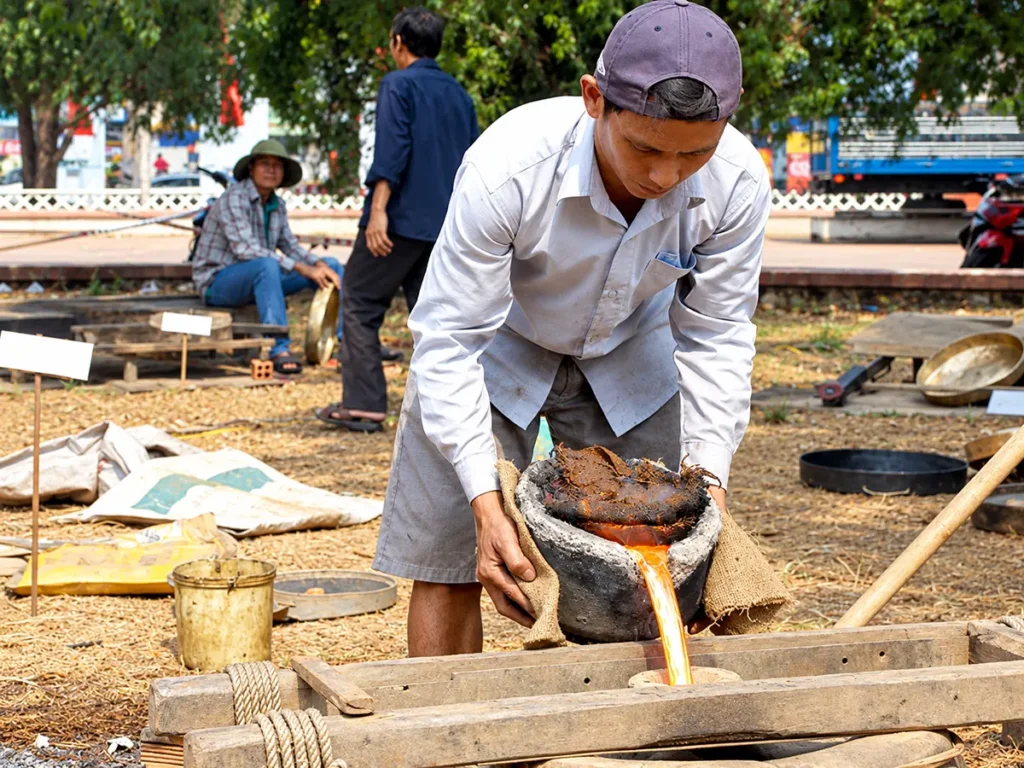rót đồng vào khuôn đúc cồng chiêng