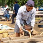 rót đồng vào khuôn đúc cồng chiêng