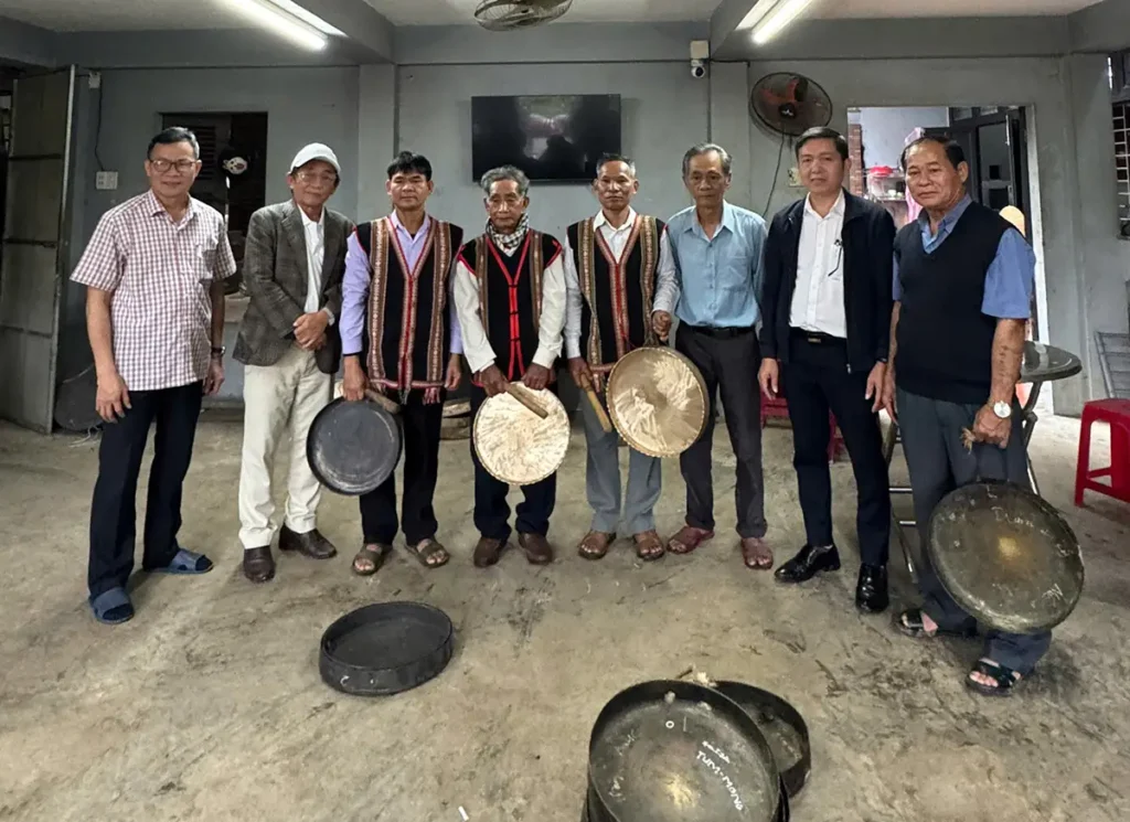NGhệ nhân Dương Ngọc Tiển bên đồng bào Tây Nguyên
