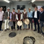 NGhệ nhân Dương Ngọc Tiển bên đồng bào Tây Nguyên