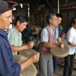 Nghệ nhân Đúc Đồng đánh thử âm thanh các bộ Cồng Chiêng